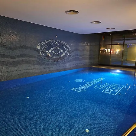 Taksim Perfect Residence, 3 Bedrooms, 140 M2, Pool Gym Sauna Access * Istanbulská provincie